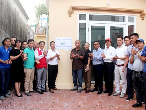 Bàn giao nhà nhân đạo cho hộ nghèo