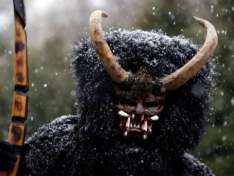 ‘Quỷ đen’ xuất hiện trước Giáng sinh, gõ cửa từng nhà ở Séc