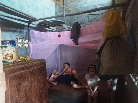 Cha bệnh nặng, con bị dị tật nay chỉ biết phó mặc cho số phận