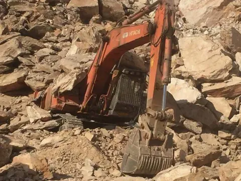 Thanh Hóa: Sập mỏ đất, một công nhân may mắn thoát chết