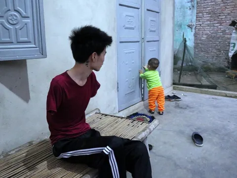 Rớt nước mắt cảnh người cha trẻ mất đôi tay chăm bé thơ khát sữa