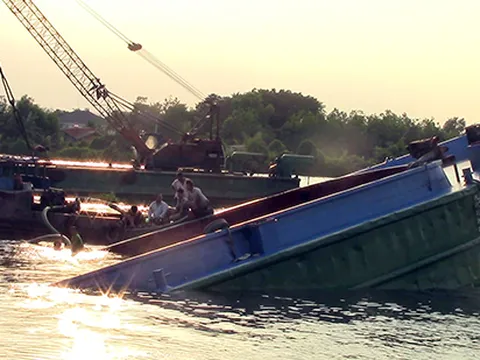 Chìm sà lan, 3 người liều mình nhảy sông thoát chết