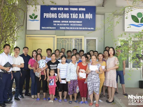 Trao 155 triệu đồng cho các bệnh nhi nghèo