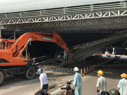 Triệu tập tài xế xe tải kéo sập giàn giáo hầm Thủ Thiêm