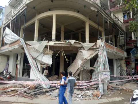 Sập ban công, 2 công nhân nguy kịch