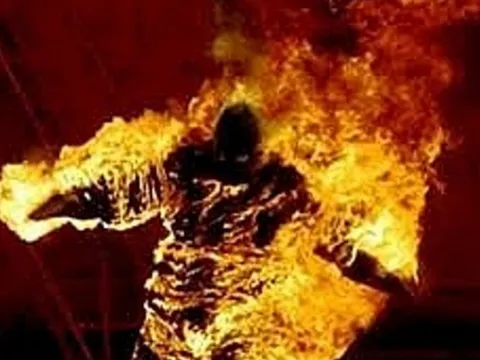 Nửa đêm, nam thanh niên tự tẩm xăng "tắm" mình trong lửa