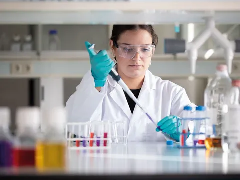 Các nước trên thế giới đẩy mạnh việc sản xuất, thử nghiệm vắc xin ngừa Covid-19