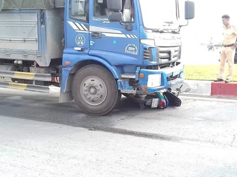 Va chạm với xe tải, nam công nhân tử vong thương tâm