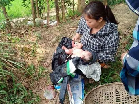 Đi làm đồng, phát hiện bé gái sơ sinh còn nguyên dây rốn