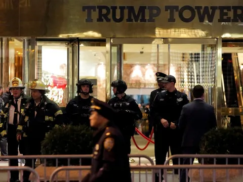 Sơ tán khẩn cấp Tháp Trump vì túi đồ lạ