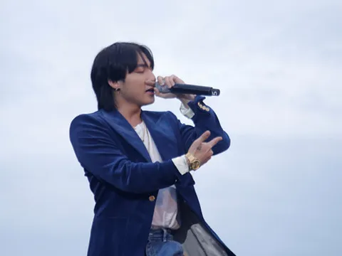 Sơn Tùng MTP 'cân cả sân khấu', hát live Chạy ngay đi cực chất