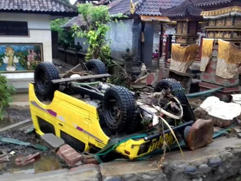 Cảnh tượng tan hoang tại Indonesia sau trận sóng thần khiến ít nhất 168 người chết