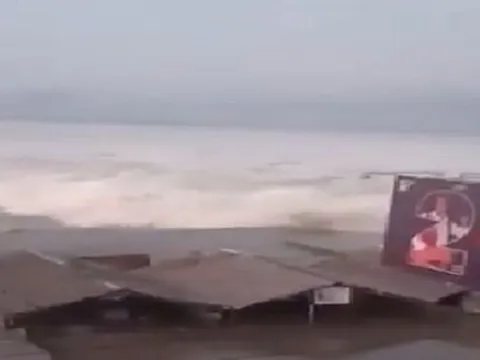 Sóng thần tấn công sau trận động đất mạnh 7,5 độ ở Indonesia