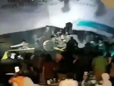 Sóng thần 'cuốn phăng' ban nhạc rock đang biểu diễn tại Indonesia