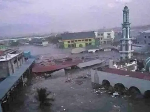 Hàng trăm người thương vong do sóng thần ở Indonesia