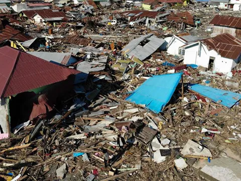 Kinh hoàng khoảnh khắc nhà cửa bỗng bị “nuốt chửng” vì mặt đất hoá lỏng ở Indonesia