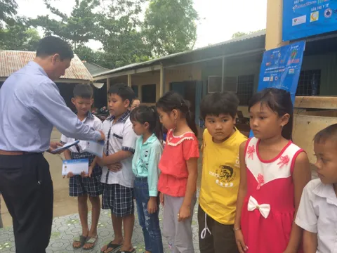 Lắp đặt 25 bộ đèn led cho 2 điểm trường nghèo tại tỉnh Hậu Giang