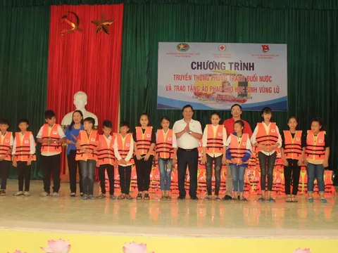 Phòng tránh đuối nước cho trẻ em dịp hè