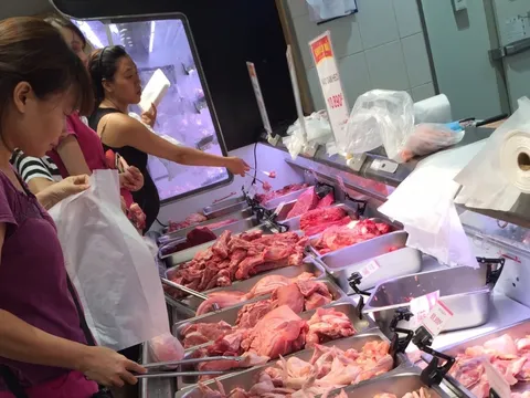 Giá lợn hơi chạm đáy cũng khó cạnh tranh với thịt nhập ngoại