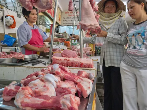 Thịt lợn “rẻ chuồng, đắt chợ” - Cả người chăn nuôi và tiêu dùng đều thiệt