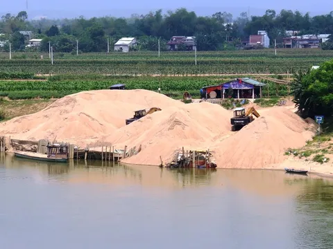 Tại thị xã Điện Bàn, Quảng Nam: Khai thác cát bừa bãi gây sạt lở khiến dân mất đất sản xuất
