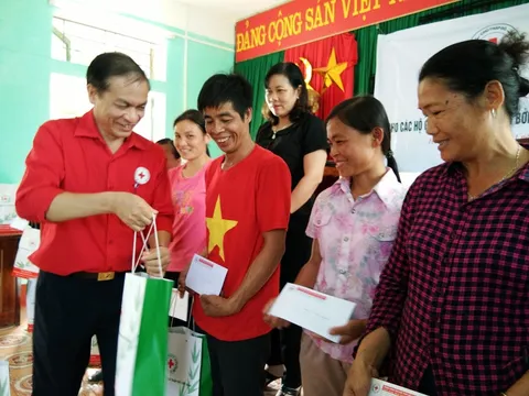 Hỗ trợ người dân bị thiệt hại do ảnh hưởng mưa lũ tại Hòa Bình