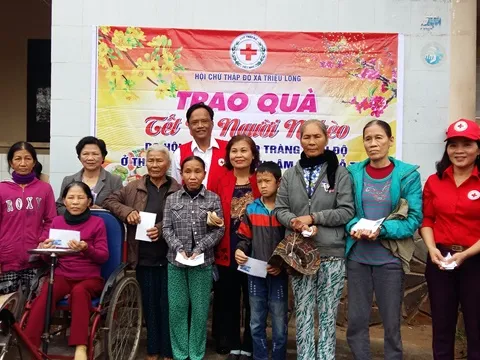 Quảng Trị: 100 suất quà Tết đến với người nghèo tại xã Triệu Long