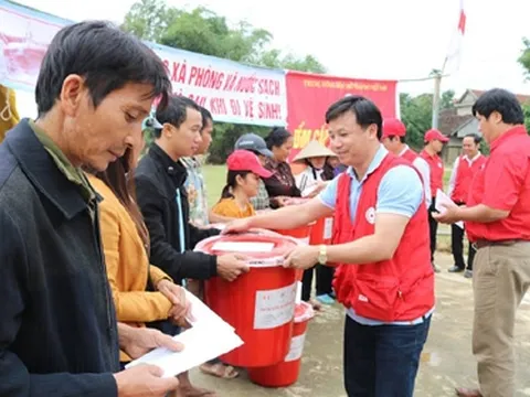 Kịp thời giúp đồng bào đang kiệt sức vì “lũ chồng lũ”