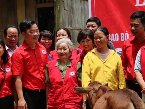 Hội Chữ thập đỏ TP.Hà Nội: Tặng quà cho các gia đình nghèo tại tỉnh Bắc Kạn