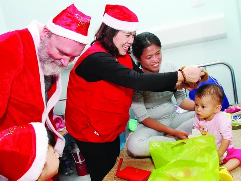 Bát cháo ấm lòng, nối dài yêu thương...!