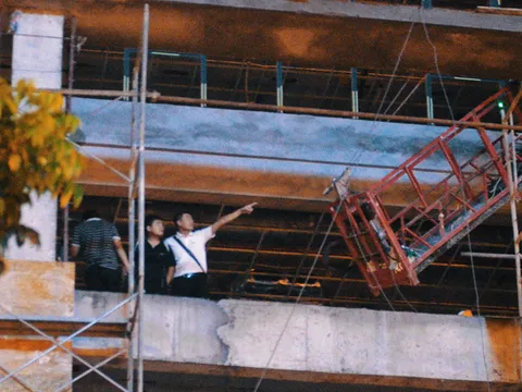 Thông tin ban đầu về sự cố khung sắt rơi trên đường Lê Văn Lương làm một người tử vong