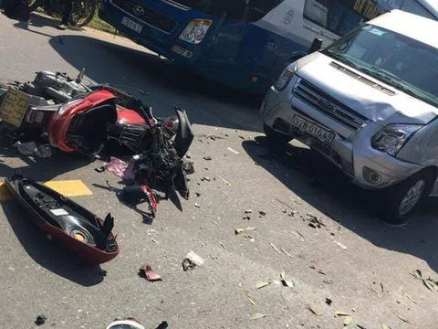 Va chạm với ô tô khách, 2 người đi xe máy nguy kịch