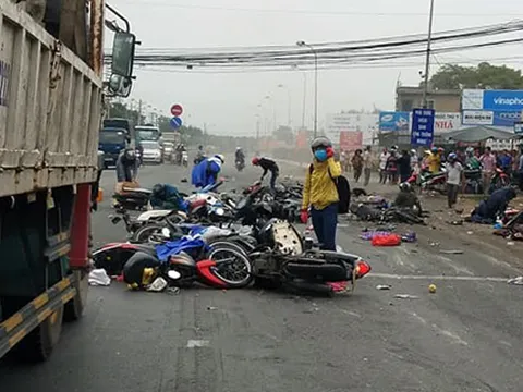 Xe container tông gần 20 xe máy, nhiều người chết