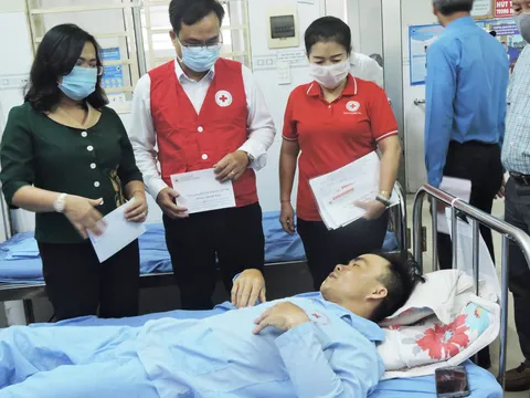 Hội Chữ thập đỏ Việt Nam hỗ trợ nạn nhân vụ sập tường đang xây ở Đồng Nai