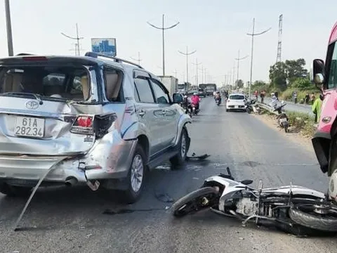 Va chạm với xe Innova, 2 cha con ở Sài Gòn thương vong