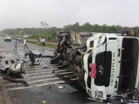 Xe ôtô đông lạnh tông vào dải phân cách khiến hai người bị thương