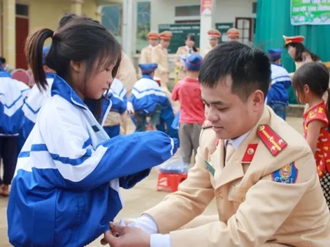 Tặng 100 bộ quần áo ấm cho các em học sinh nghèo