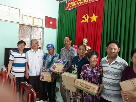 Tặng 40 phần quà cho gia đình khó khăn