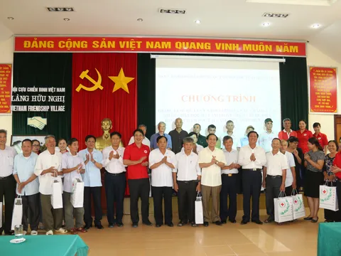 Hưng Yên thăm, tặng quà Làng Hữu nghị Việt Nam