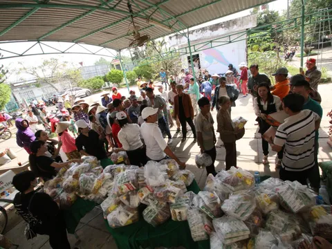 Mang Tết ấm đến với người nghèo ở tỉnh Vĩnh Long