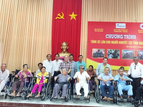 Trao 'đôi chân' cho người khuyết tật ở Hậu Giang