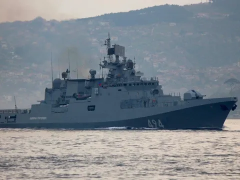 Tàu chiến Nga tiến về phía tàu Mỹ đã dội tên lửa vào Syria