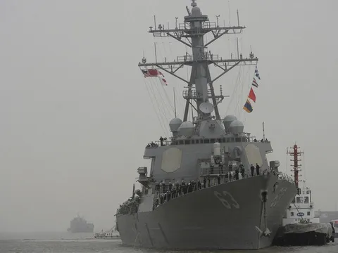 Tàu khu trục tên lửa Mỹ tiến vào Biển Đông