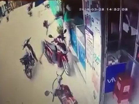 Tên cướp gí dao giật điện thoại của người phụ nữ trong vài giây