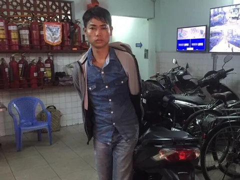 Tên cướp manh động liên tục đạp vào xe lực lượng truy đuổi