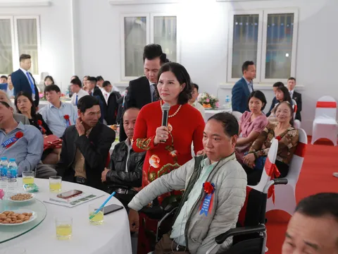 Nữ thuyền trưởng Tâm Bình chữa bệnh miễn phí cho người nghèo