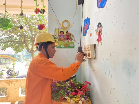 Đảm bảo an toàn hệ thống điện tại các trường học và trạm y tế vùng lũ Quảng Bình