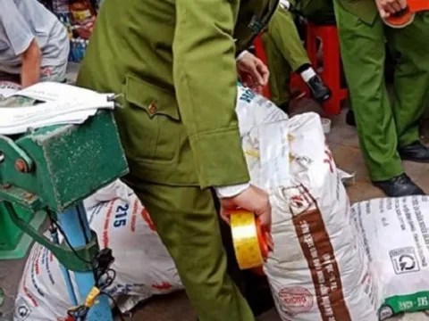 Thu giữ 4 tấn bột ngọt nghi làm giả