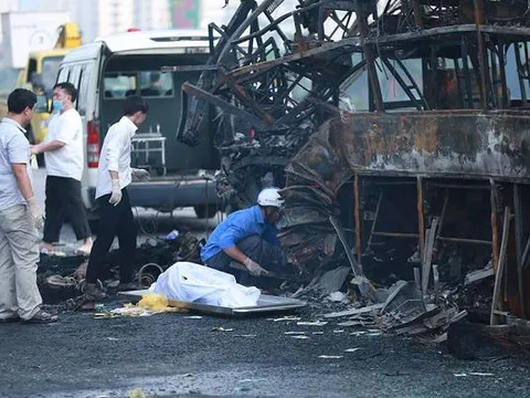 Tai nạn nghiêm trọng, xe khách đâm container bốc cháy tại Hà Nội