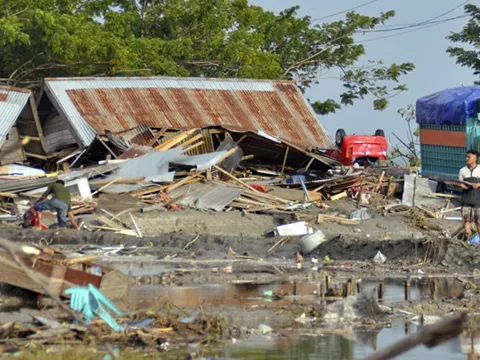 Thảm họa động đất, sóng thần ở Indonesia: Số người chết tăng lên hơn 400